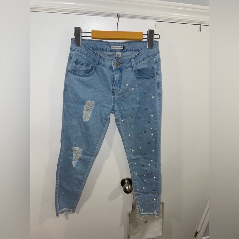 Cute cropped jeans with pearls on the leg